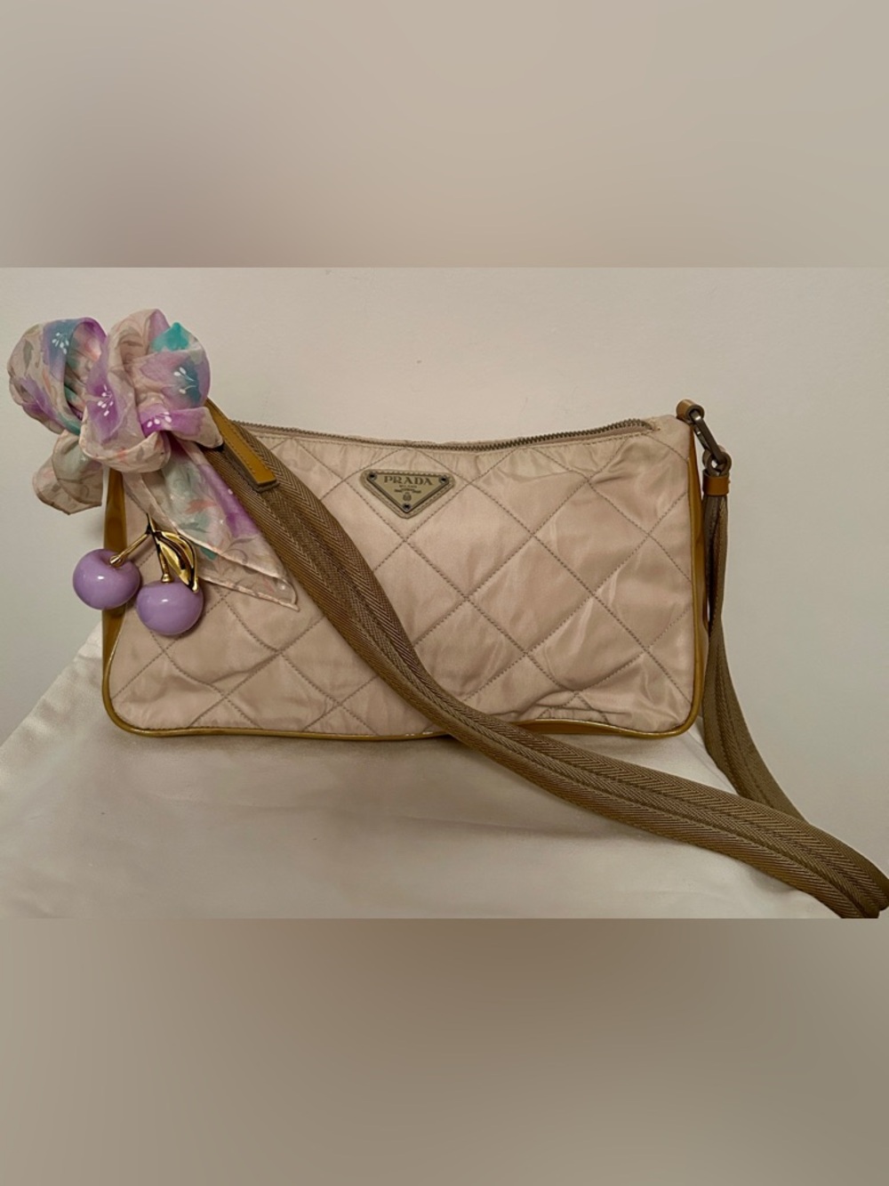 Authentic Vintage Prada Nylon tessuto Enamel Beige Shoulder Bag. Homemade Twilly